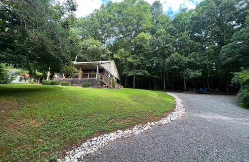 Nancy Cabin | Rustic Log Cabin near Wolf Creek Marina at Lake Cumberland! Perfect Getaway!