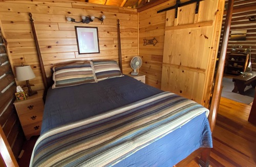 Atlanta Cabin | Rustic Log Cabin on beautiful Avery Lake.