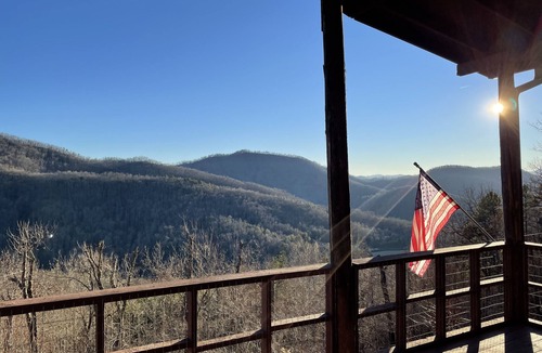Franklin Cabin | Rustic Log Cabin Sleeps 10, Awesome views, loft, fireplace and STARLINK!