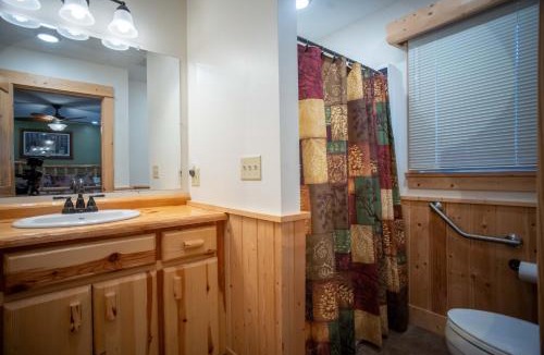 Babbitt House | Rustic Luxury - Bent Paddle - Parking - Fast Wi-Fi CB14