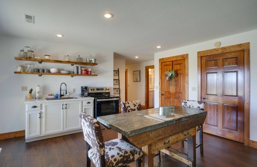 Greenfield Apartment | Rustic Missouri Vacation Rental w/Hill Views!