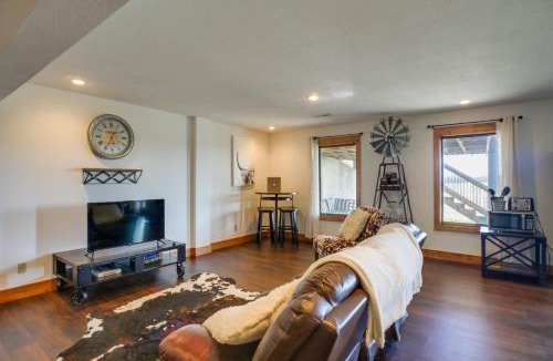 Greenfield Apartment | Rustic Missouri Vacation Rental w/Hill Views!