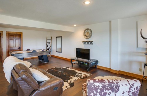 Greenfield Apartment | Rustic Missouri Vacation Rental w/Hill Views!