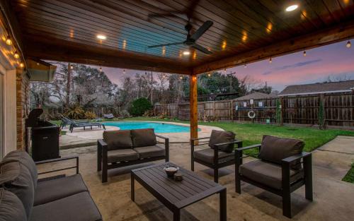Westbury House | Rustic Modern Escape - 4BD-2BA with Pool & Patio