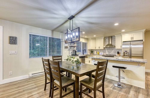 Duvall House | ★ Rustic Modern Mid Century Big Farmhouse ★ 2 Portable AC Units!