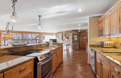Vail Condo | Rustic Mountain Retreat 2BR Balcony & Vail Mountain Views