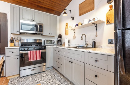 East Haven  Rutland County Cabin | Rustic Mountain Retreat Just Minutes to Pico & Killington for a Perfect Getaway