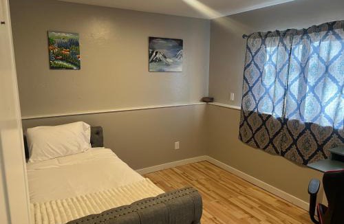 Glenwood Springs House | Rustic Mountain Getaway