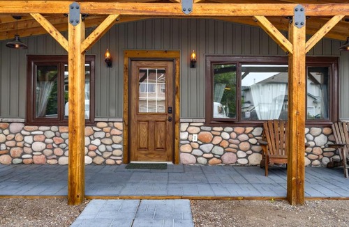 Sylvan Lake House | Rustic Old West Cabin 1 Block to Beach Accessible Private Yard
