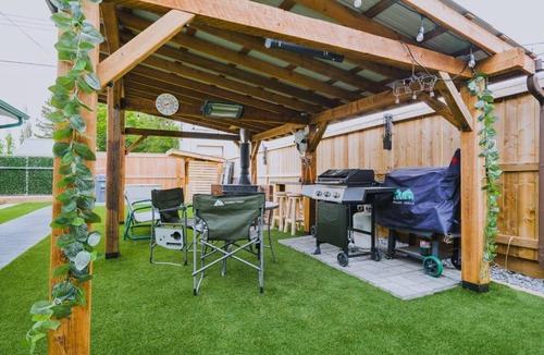 Sylvan Lake House | Rustic Old West Cabin 1 Block to Beach Accessible Private Yard