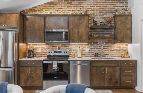 Greenwood House | Rustic plus Western - Walk to Bars, Coffee and Restaurants