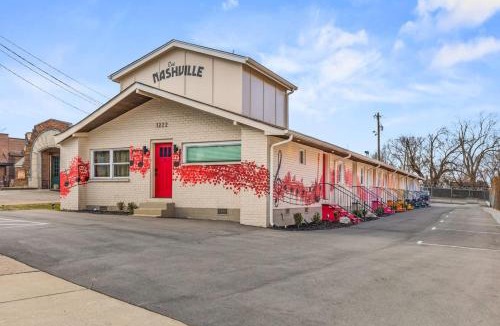 Greenwood House | Rustic plus Western - Walk to Bars, Coffee and Restaurants