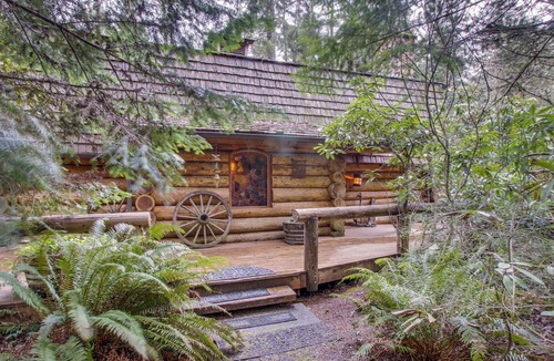 Greenbank Cabin | Rustic pond-front log cabin with fireplace & central AC