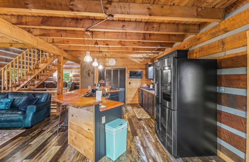 Mohawk House | Rustic & private log cabin in East Tennessee (dogs allowed!)