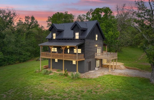 Mohawk House | Rustic & private log cabin in East Tennessee (dogs allowed!)