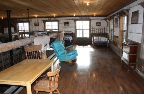 Bruneau House | Rustic Ranch Getaway