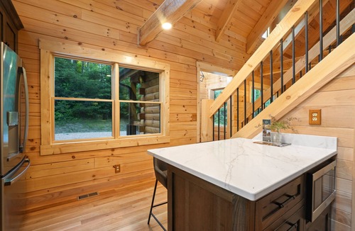 South Bloomingville Cabin | Rustic Ravine | Hocking Hills, Hot Tub, Game Room