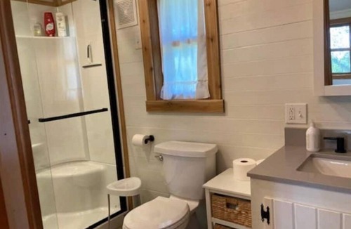 Wooster Other | Rustic Renovated Cabin w/King Bed + Pasture Views