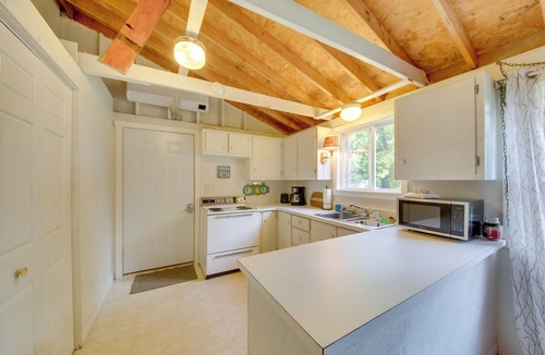 Appleton Cottage | Rustic Retreat Across From Lake; Family Friendly!