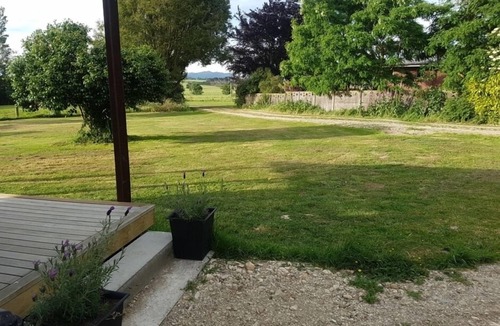 Charlton Cottage | Rustic Retreat, handy location