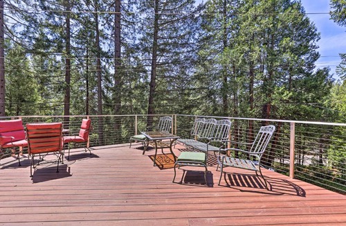 East Shore House | Rustic Retreat w/Deck: Steps From Lake Almanor!