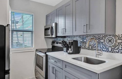 Poinciana Park Apartment | Rustic Retreats Beachy 1BR for 4 guests in the heart of Fort Lauderdale
