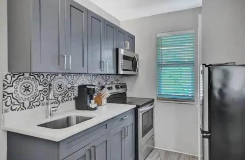 Poinciana Park Apartment | Rustic Retreats Beachy 1BR for 4 guests in the heart of Fort Lauderdale