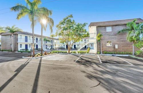 Poinciana Park Apartment | Rustic Retreats Beachy 1BR for 4 guests in the heart of Fort Lauderdale