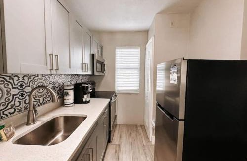 Poinciana Park Apartment | Rustic Retreats Cozy 1BR For 4 Guests Minutes From Las Olas