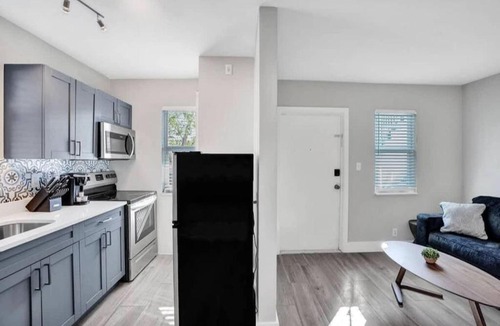 Poinciana Park Apartment | Rustic Retreats Cozy 1BR for 4 guests minutes from Las Olas