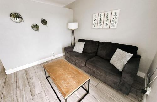 Poinciana Park Apartment | Rustic Retreats Modern 1BR for 4 guests in the heart of Fort Lauderdale