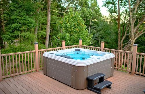 Mount Pocono House | Rustic Ridge Log Cabin: Hot Tub, Games, Views!