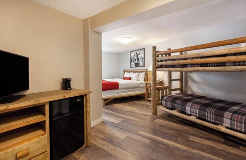 Iron Mountain Hotel | Rustic Room | Indoor Swimming Pool and Mountain Views | Pets are Welcome