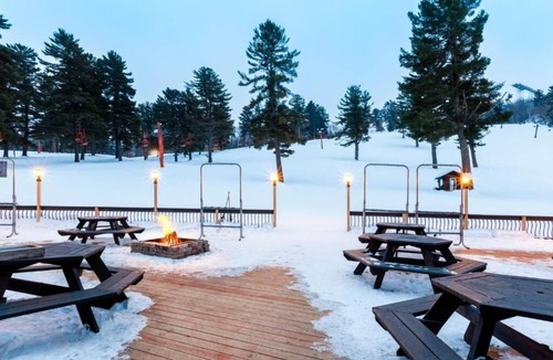 Iron Mountain Hotel | Rustic Room | Indoor Swimming Pool and Mountain Views | Pets are Welcome