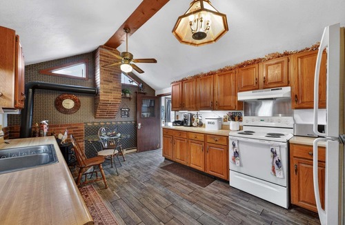 Buffalo Ridge Cabin | Rustic Shadows - Sioux Falls Escape, Firepit, Pet Friendly!