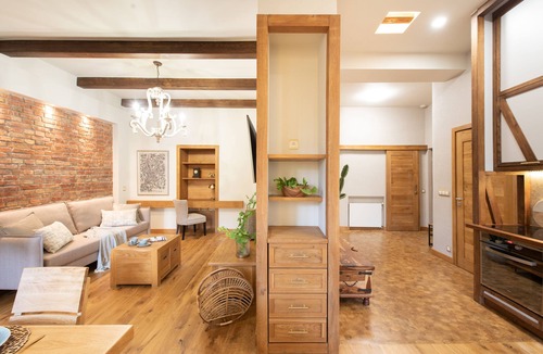 City Centre Apartment | Rustic Splendour - IR sauna, aircon, 3 bedrooms, 2 bathrooms, Wi-Fi