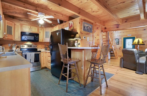 Epworth Cabin | Rustic Stay by the Creek: Your Perfect Creekside Retreat in Blue Ridge, Georgia