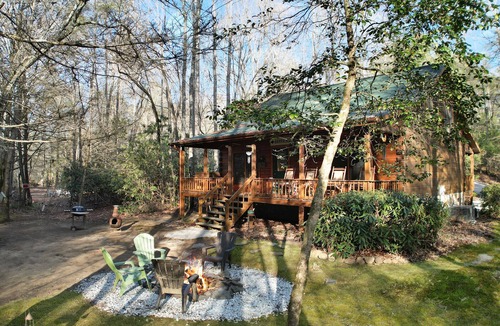 Epworth Cabin | Rustic Stay by the Creek: Your Perfect Creekside Retreat in Blue Ridge, Georgia