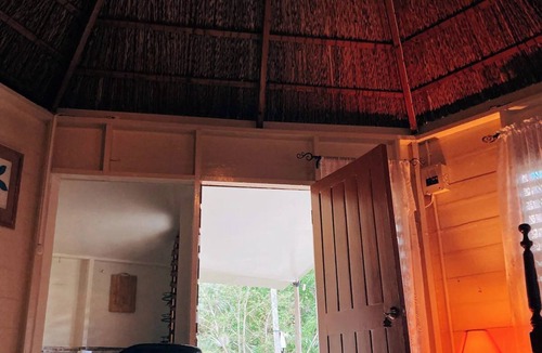 West End Cabin | Rustic Studio Cabin w/WiFi & Cliff Access [Hipster Hut]