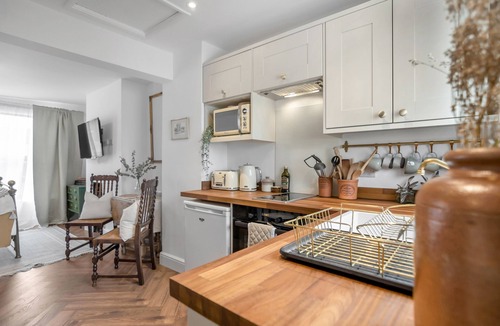 Norwich Apartment | Rustic Studio Near Norwich Cathedral & Elm Hill