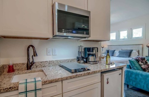 Edgehill Apartment | Rustic Studio Walkable to Music Row