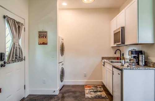 Edgehill Apartment | Rustic Studio Walkable to Music Row