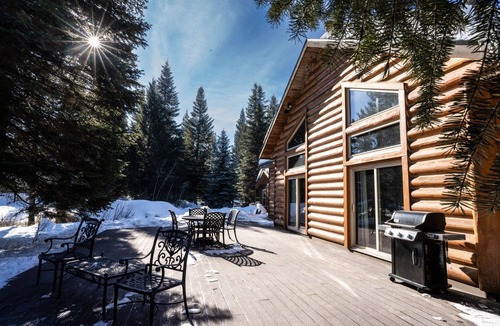 Donnelly Cabin | Rustic Themed Cabin with Starlink. Walk/Snowmobile to lake from house. Ice Fish