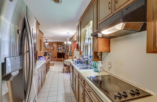Thomasville Cottage | Rustic Thomasville Home w/Deck: 2 Mi to Downtown!