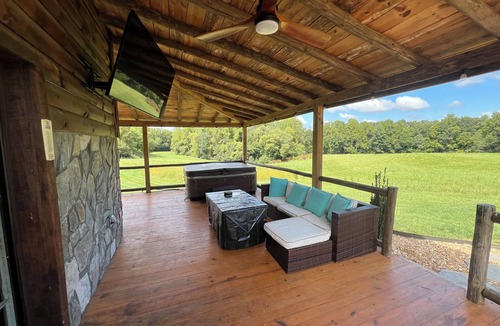 State Road Cabin | Rustic Tobacco Barn Cabin in the heart of Yadkin Valley Wine Country