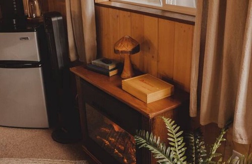 Port Angeles Cabin | Rustic TreeHaus Cabin - Saltwater Hot Tub & Sauna Hideaway