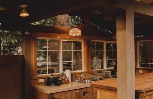 Port Angeles Cabin | Rustic TreeHaus Cabin - Saltwater Hot Tub & Sauna Hideaway