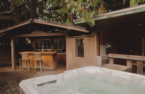 Port Angeles Cabin | Rustic TreeHaus Cabin - Saltwater Hot Tub & Sauna Hideaway