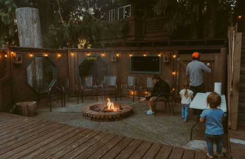 Port Angeles Cabin | Rustic TreeHaus Cabin - Saltwater Hot Tub & Sauna Hideaway