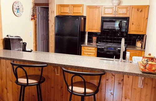 Northern Bruce Peninsula Cottage | Rustic Vibes w/Pool & Hot Tub- Tobermory